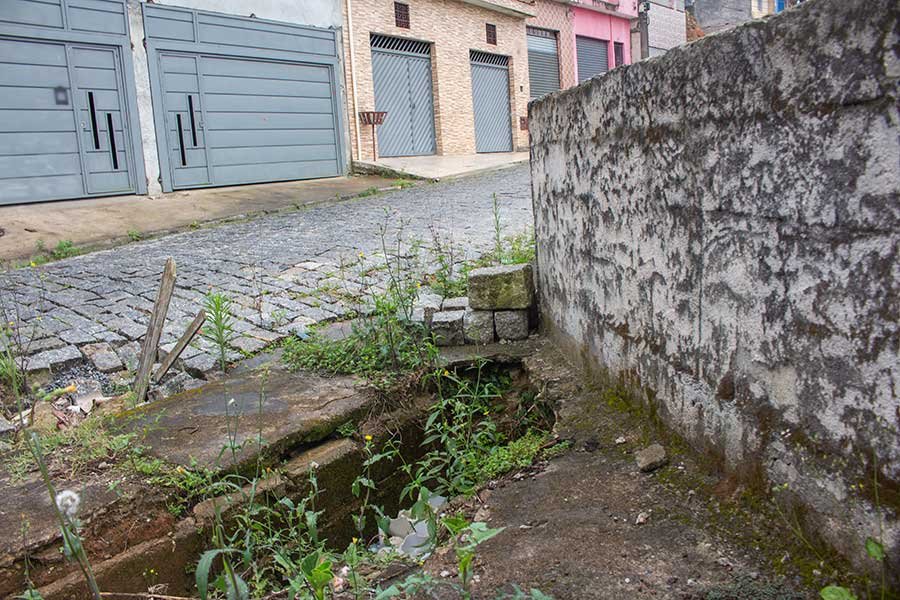 Calçada de rua corre o risco de desabar no bairro Pilar Velho - Diário de Ribeirão Pires